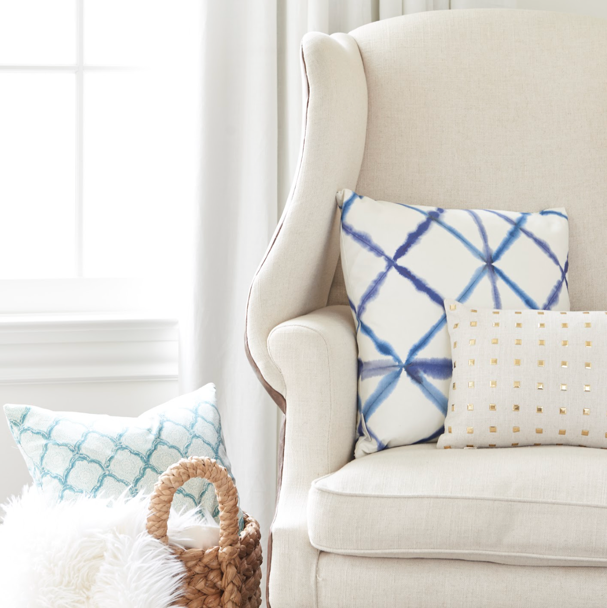 Throw Pillow in Pixel - Allure
